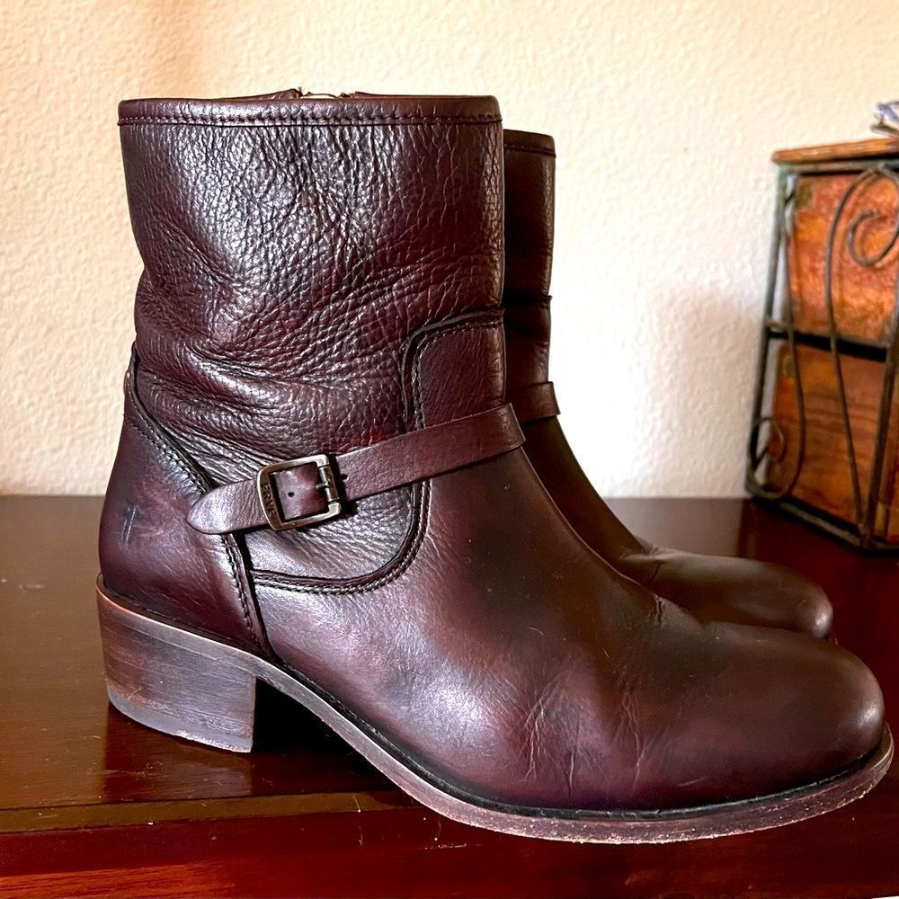 Frye Women's Lynn Strap Short Round Toe Dark Brown Leather Boots Size 8